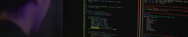 Vidéo de secours de l’Institut National de Tests en Cybersécurité, personne devant un écran avec du code